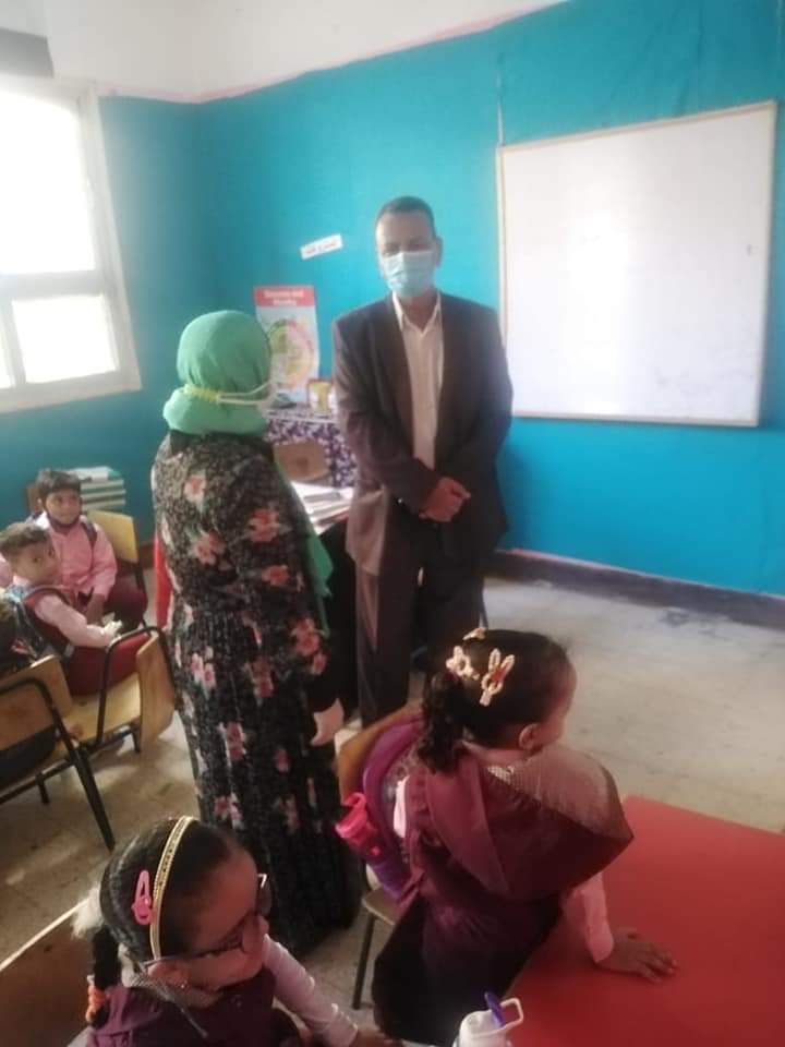 رئيس مدينة سنورس بالفيوم يزور المدارس