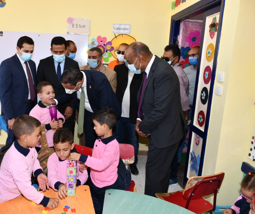 محافظ الفيوم يتحدث مع أحد الطلاب