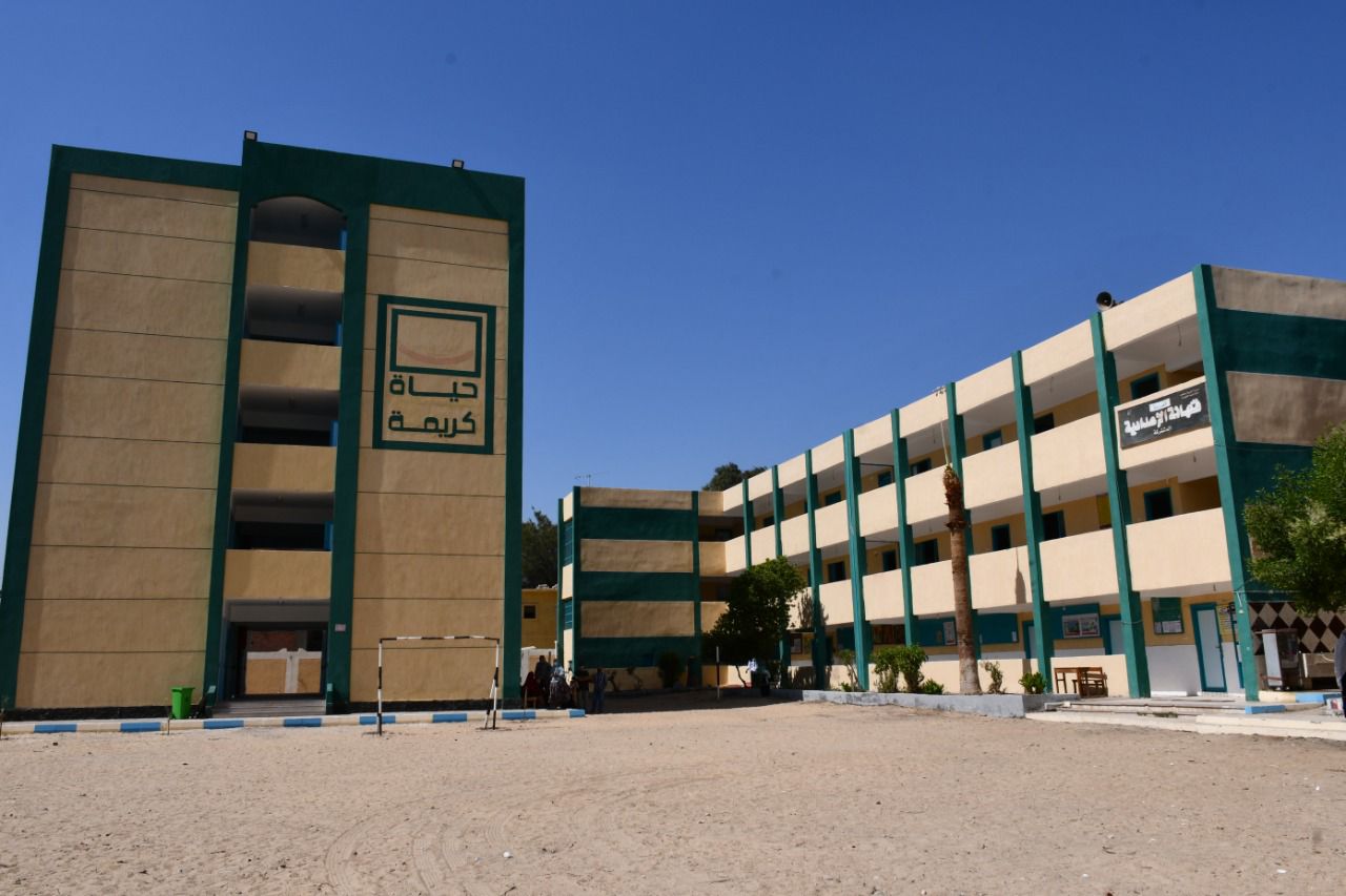 محافظ الفيوم يتفقد مدارس حياة كريمة