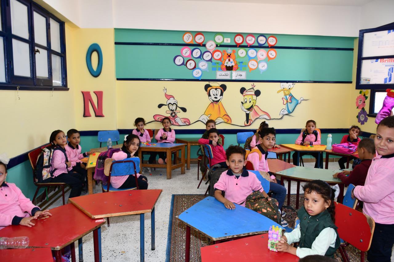 بعد طفل الدقهلية الباكي محافظ الفيوم يُصافح الطلاب بالأيدي