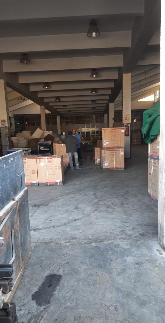 صور للعمال من داخل المصنع