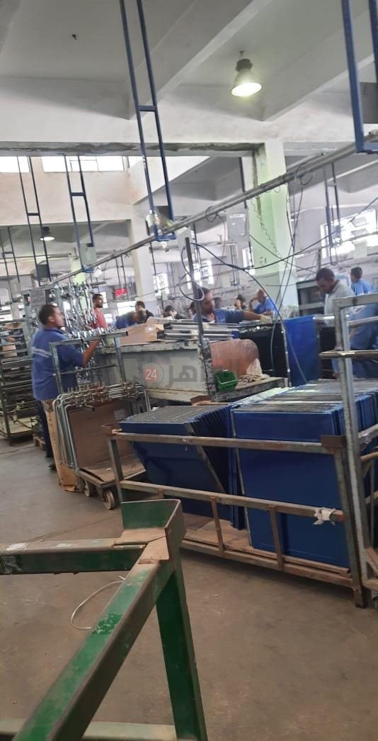 صور للعمال من داخل المصنع