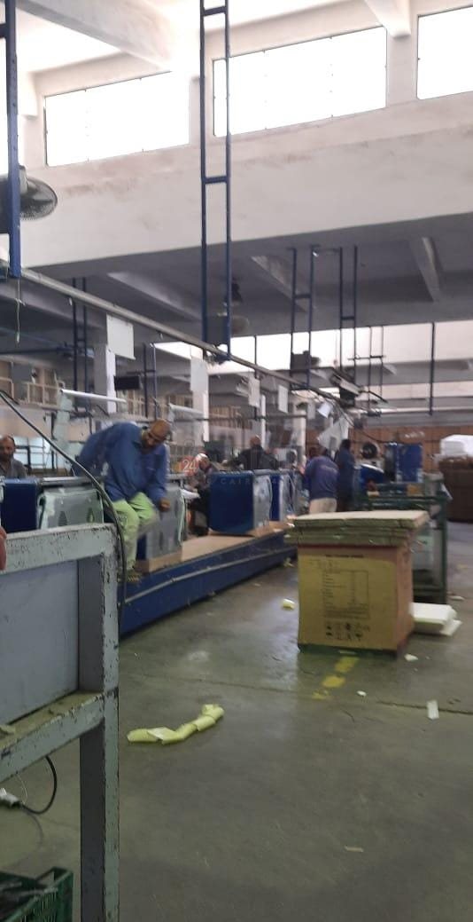 صور للعمال من داخل المصنع