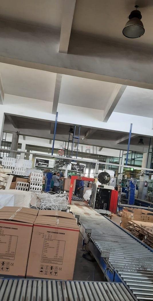 صور للعمال من داخل المصنع