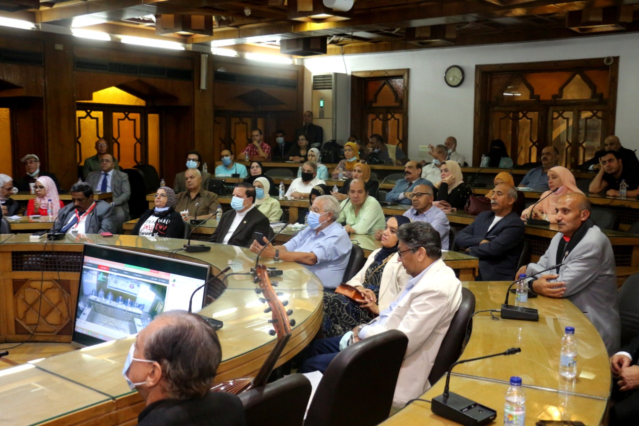 جانب من الندوة