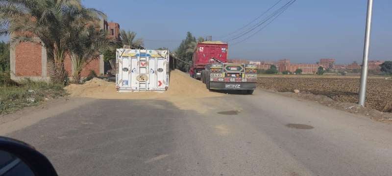 انقلاب سيارة رمال يوقف جولة محافظ الشرقية