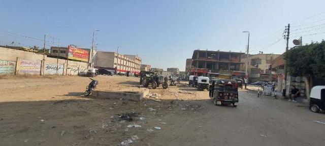 تعطل الطريق بسبب انقلاب سيارة رمال