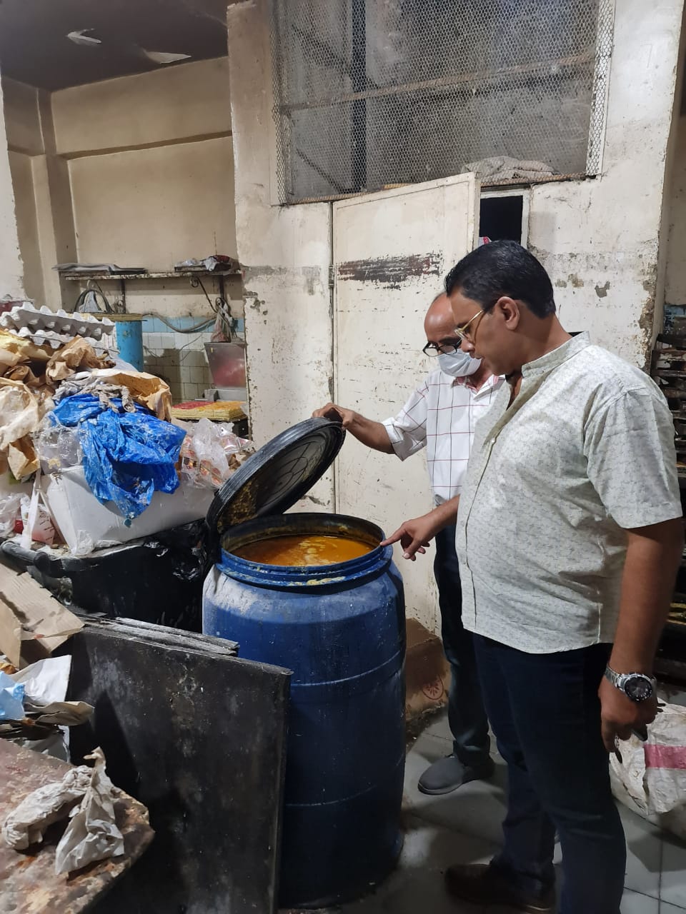 ضبط طني أغذية وزيوت غير صالحة للاستهلاك الآدمي بالدقهلية