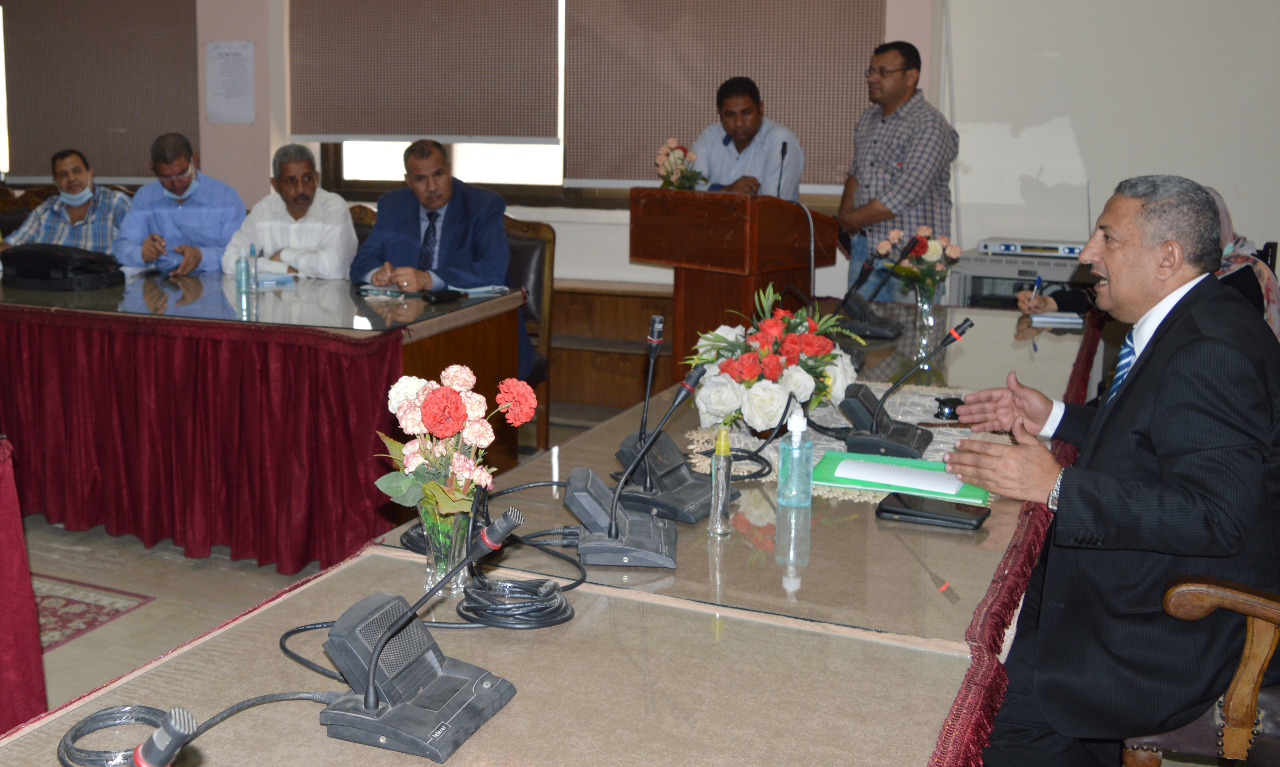 رئيس «مياه الفيوم الجديد» يلتقى رؤساء القطاعات ومديرى العموم