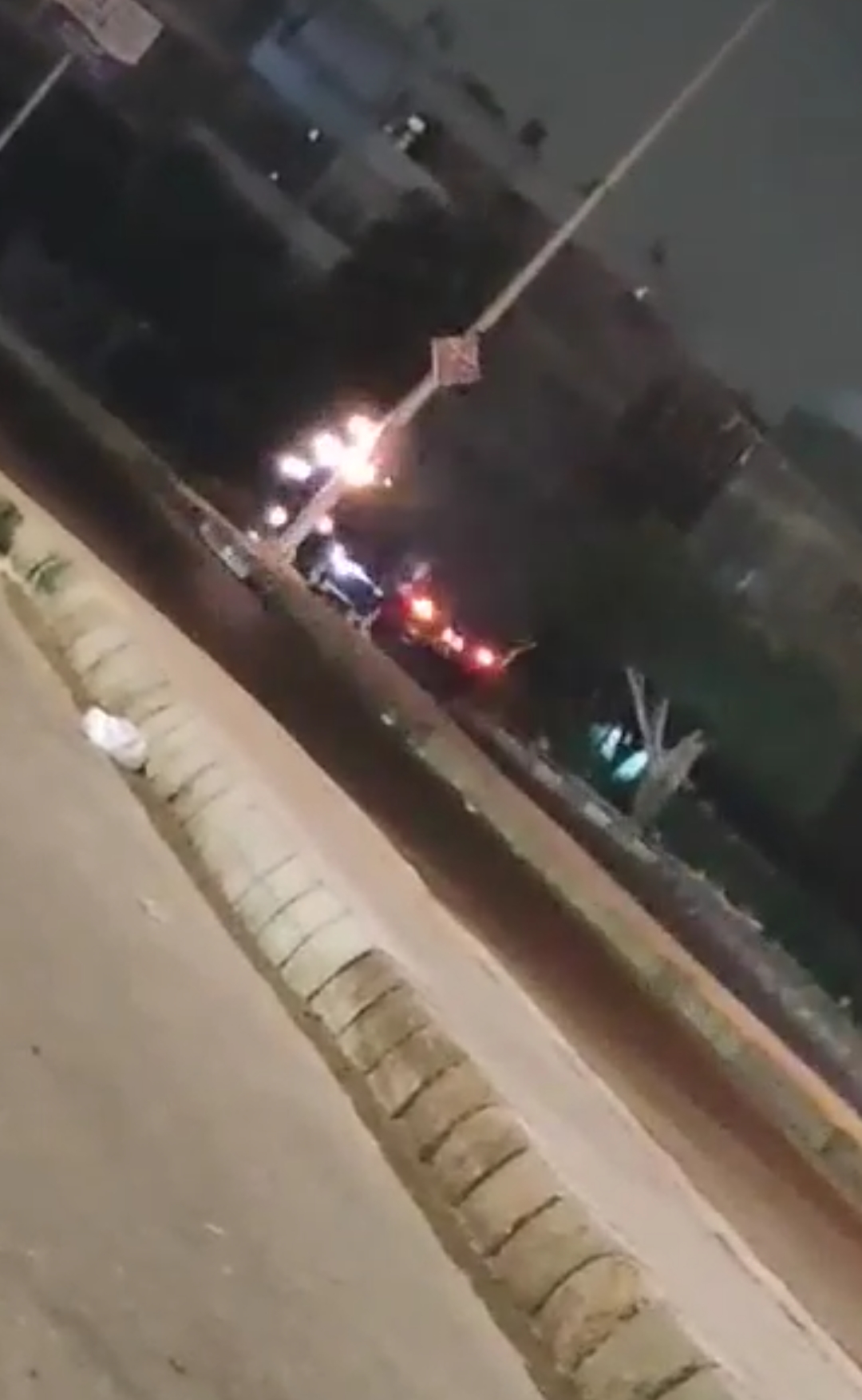 اشتعال النيران بعمود الإنارة