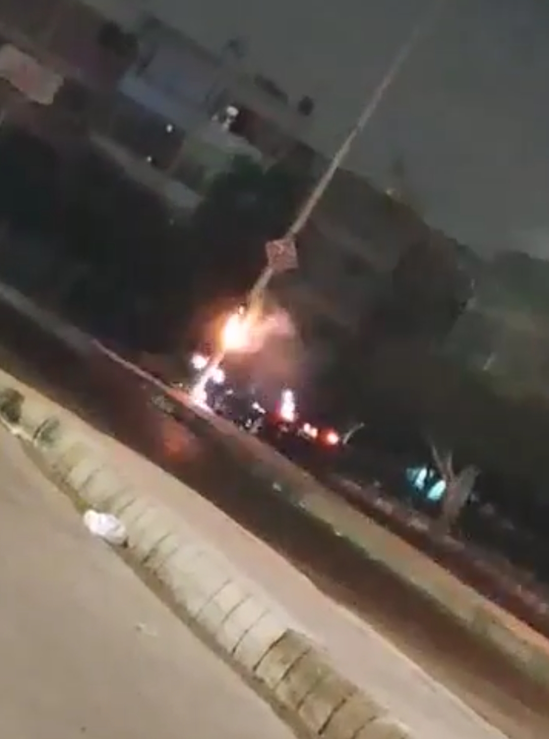 اشتعال النيران في عمود إنارة بالعاشر من رمضان