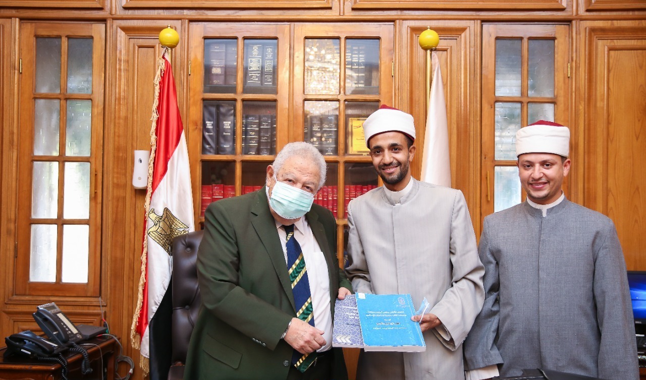 أثناء تسلم النقيب للإصدارات