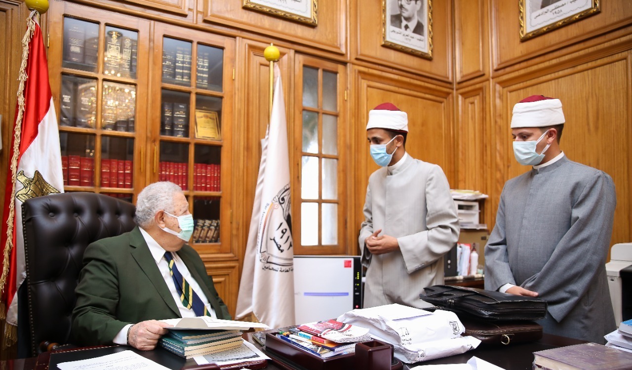 أثناء تسلم النقيب للإصدارات