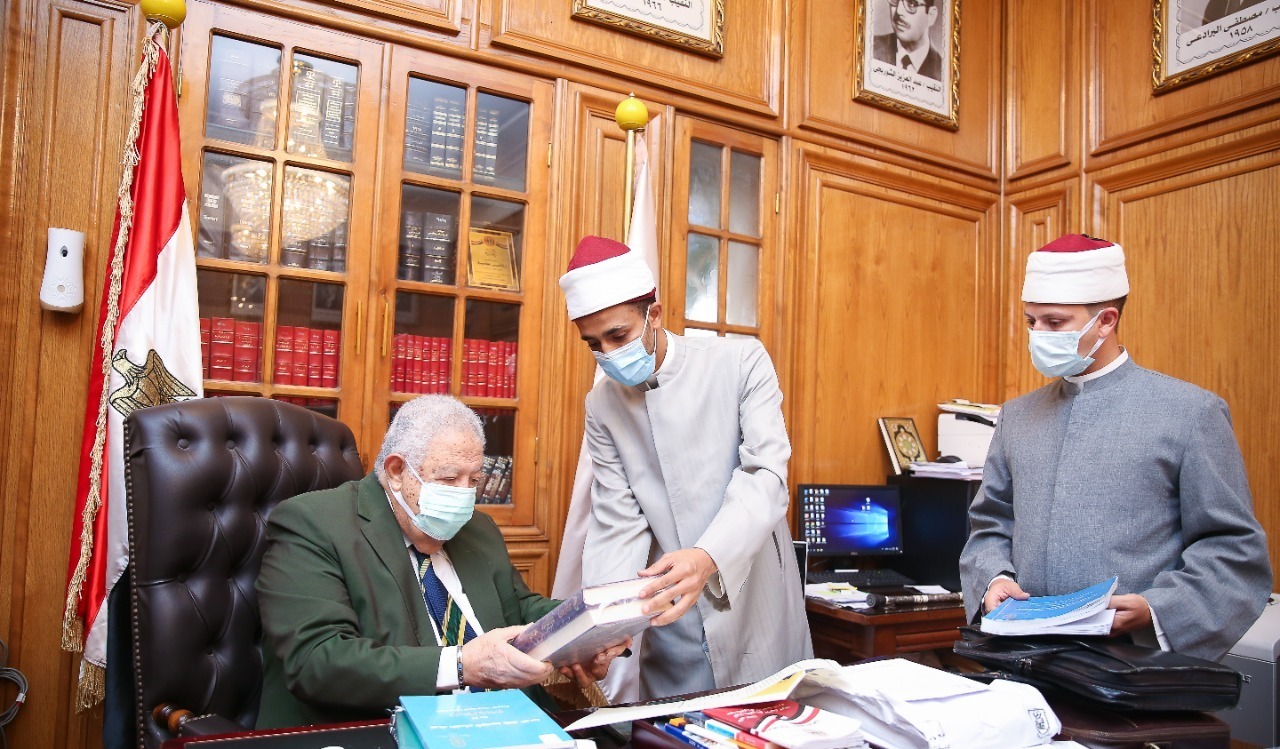 أثناء تسلم النقيب للإصدارات