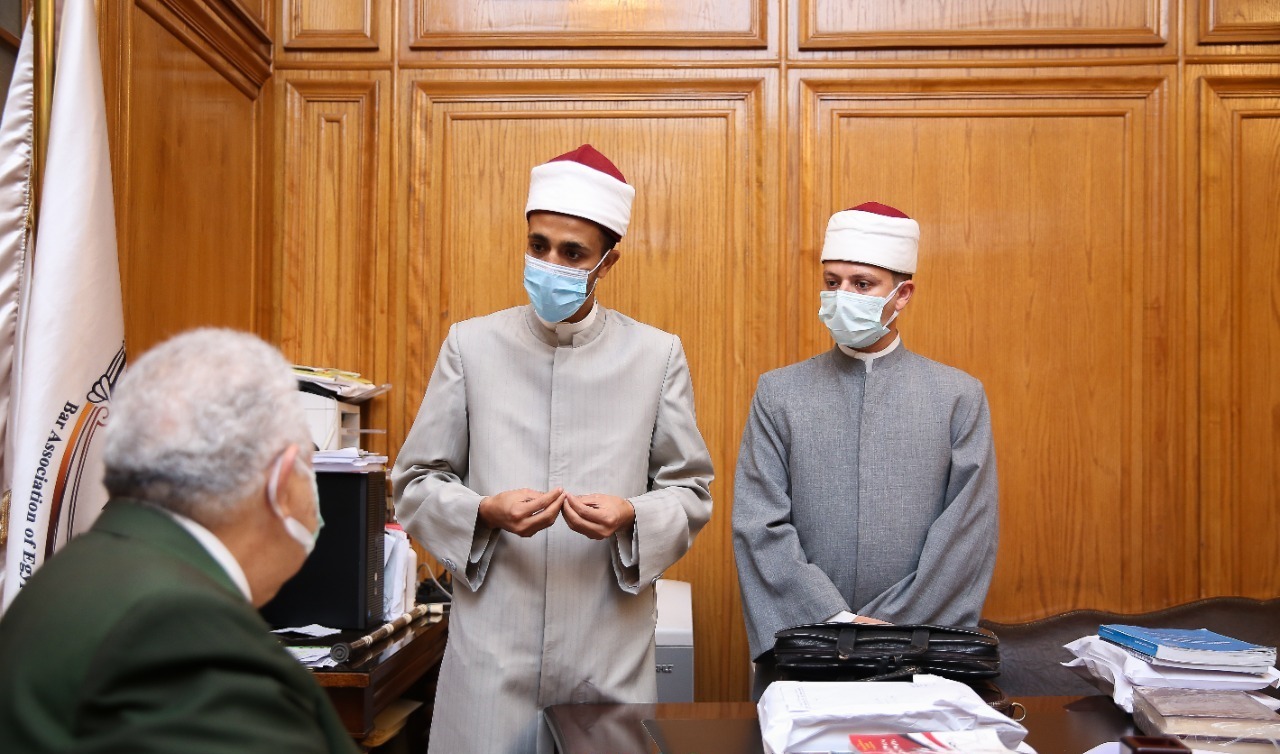 أثناء تسلم النقيب للإصدارات