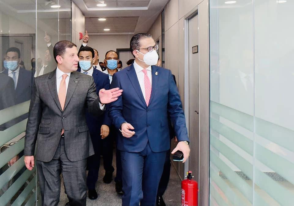 الرئيس التنفيذي للهيئة العامة للاستثمار والمناطق الحرة يفتتح أول مركز متكامل لخدمات المستثمرين بالفيوم