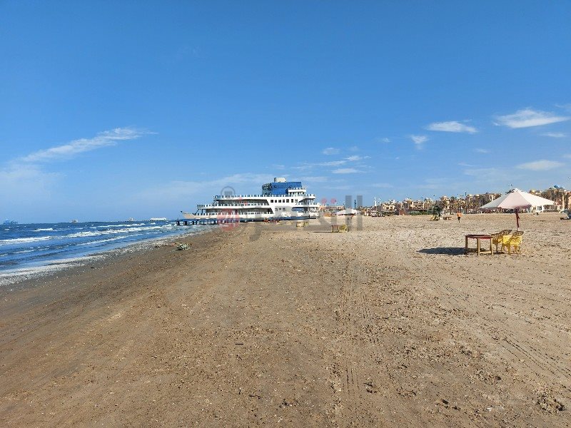 شماسي وكراسي دون مصطافين علي شاطئ بورسعيد 