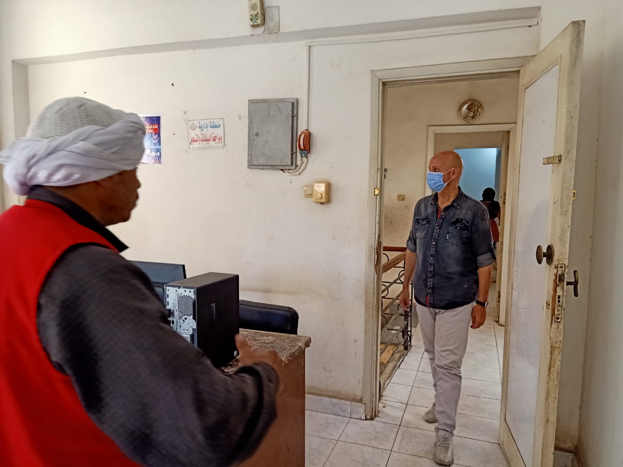 جولة مفاجئة لوكيل وزارة الصحة بمركز لقاح كورونا بالشرقية 02