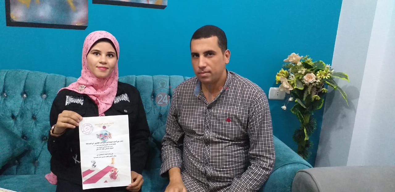 الطالبة أسماء قبيصي مع مراسل القاهرة 24