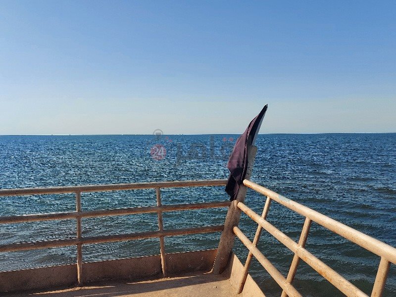 رفع الأعلام السوداء علي شاطئ بورسعيد في الخريف 