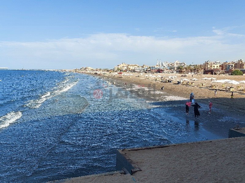 مصطافين علي شاطئ بورسعيد في فصل الخريف