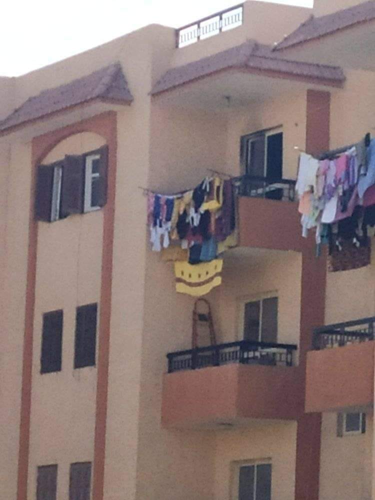 المسكن من الخارج بعد الحريق