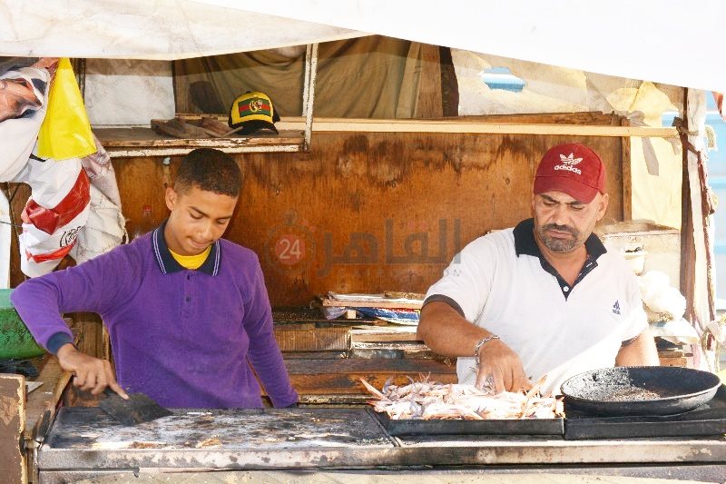 الطالب مصطفي وعم سيد علي خط النار 