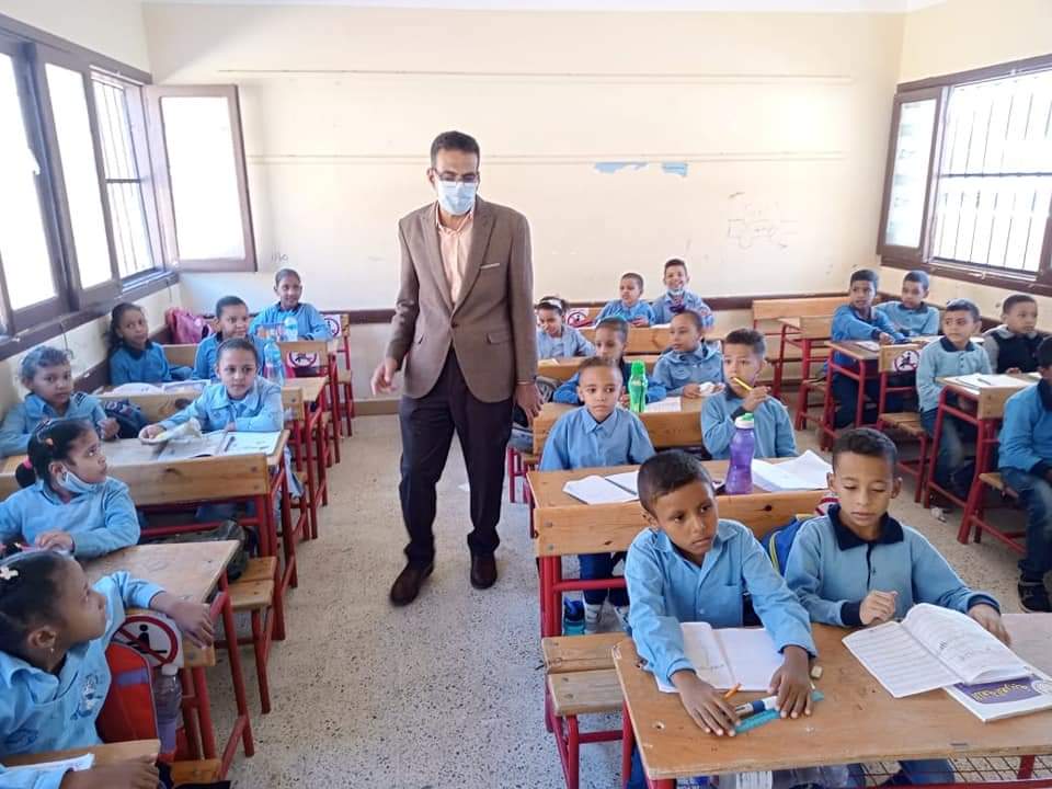 جولة تفقدية لوكيل تعليم البحر الأحمر