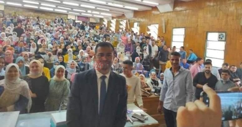 المعيد أحمد علي وسط طلبة كلية الحقوق