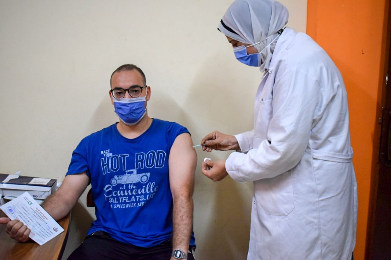 تطعيم المواطنين بلقاح كورونا بالشرقية 03