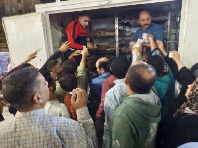 تزاحم على سيارة الفينو بالشرقية 01