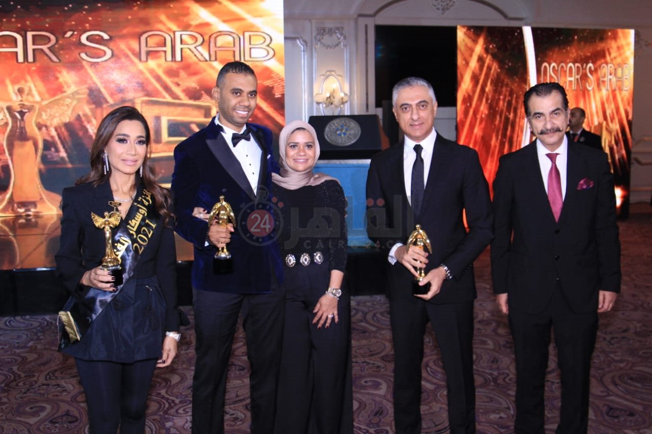 محمود المملوك يتسلم تكريم القاهرة 24 كـ افضل موقع صحفي بمهرجان اوسكار العرب (1)