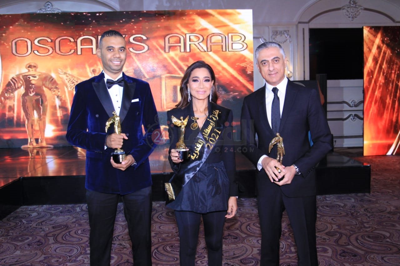 محمود المملوك يتسلم تكريم القاهرة 24 كـ افضل موقع صحفي بمهرجان اوسكار العرب (4)