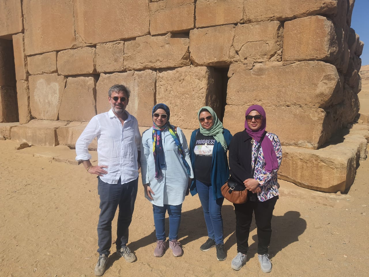 السفير الإيطالي وزوجته في زيارة للمناطق الأثرية في الفيوم