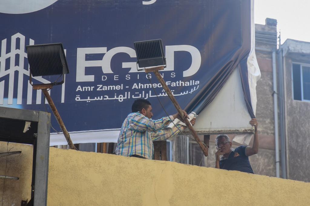 إزالة الإعلانات المخالفة في الإسكندرية 