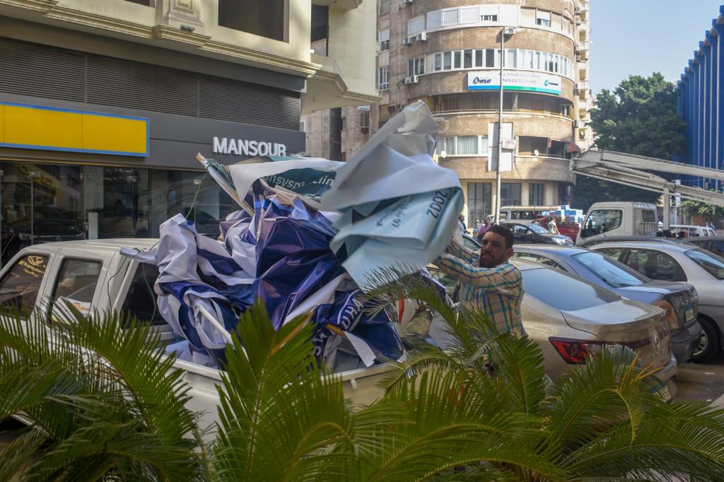 إزالة الإعلانات المخالفة في الإسكندرية 