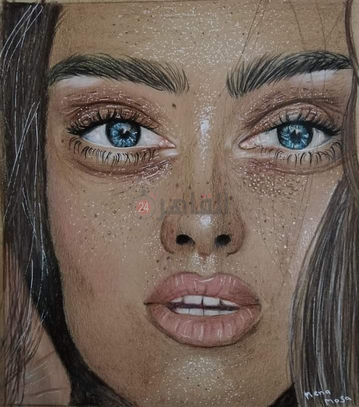 وجه فتاة واجمة