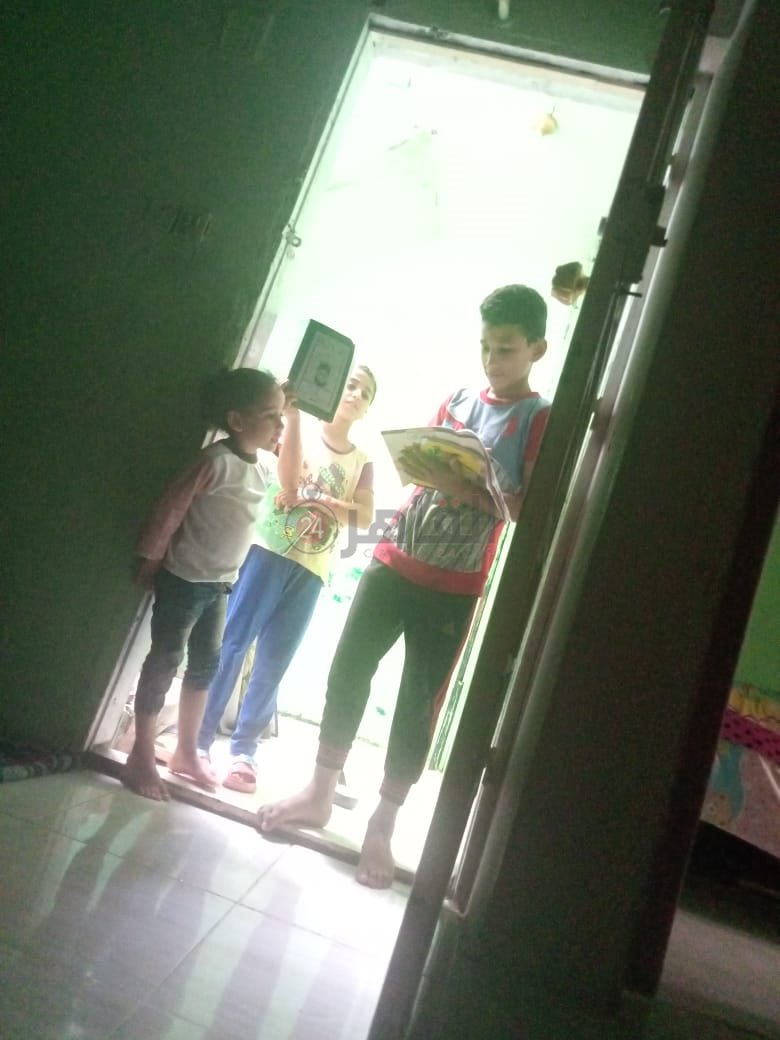 الطفلين اثناء محاولتهما حفظ القرآن الكريم