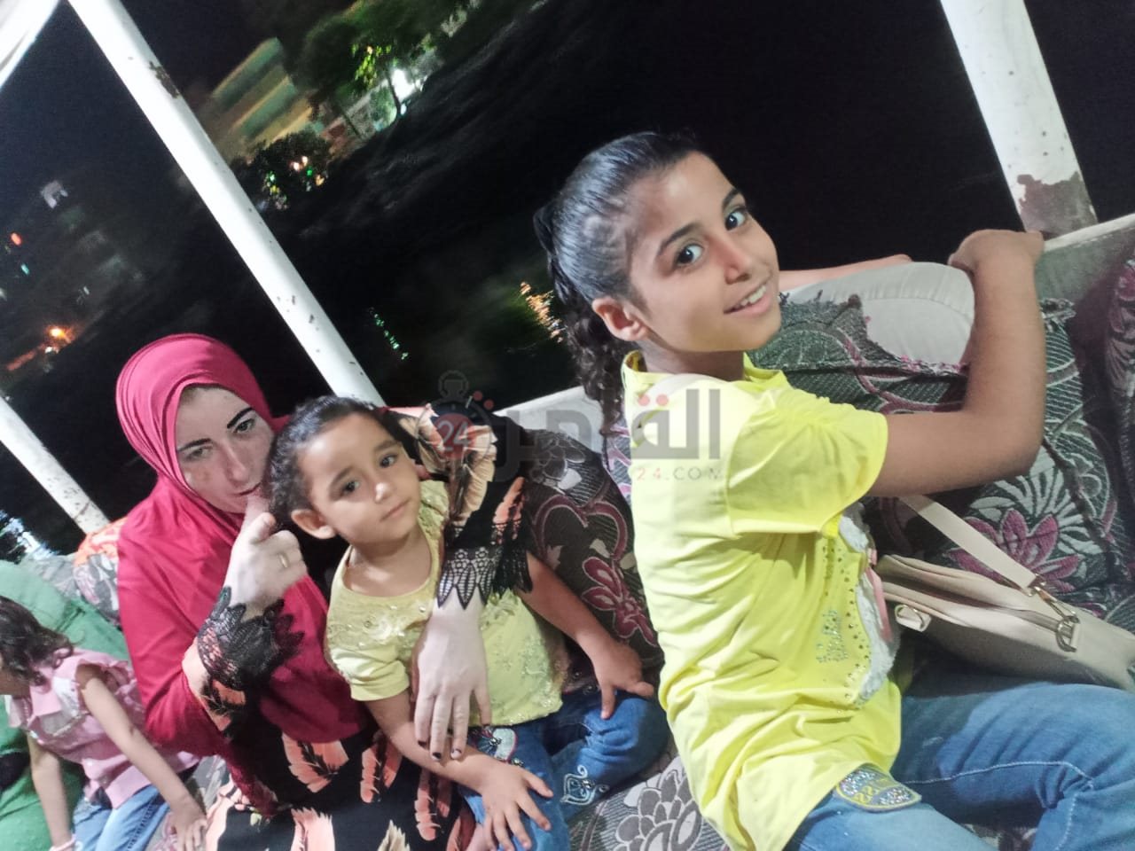 علا رفقة والدتها وشقيقه الأصغر