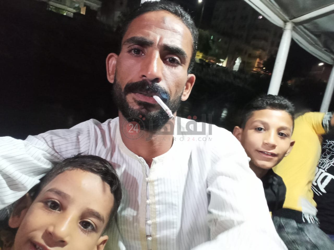 محمد رفقة والده وشقيقه الأصغر