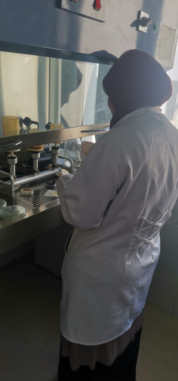 تجميع عينات من محطات تنقية المياه بالفيوم