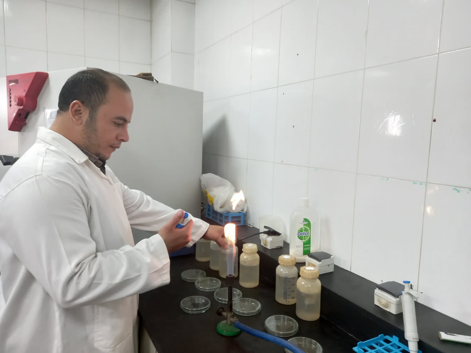 تجميع عينات من محطات تنقية المياه بالفيوم