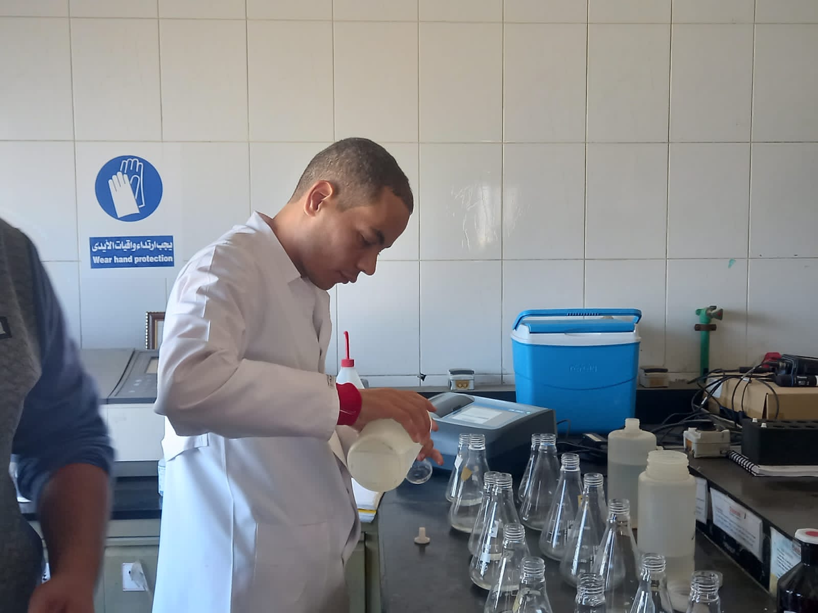 تجميع عينات من محطات تنقية المياه بالفيوم