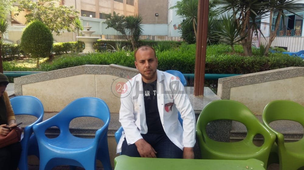 الممرض أحمد أثناء حديثه لـ القاهرة 24