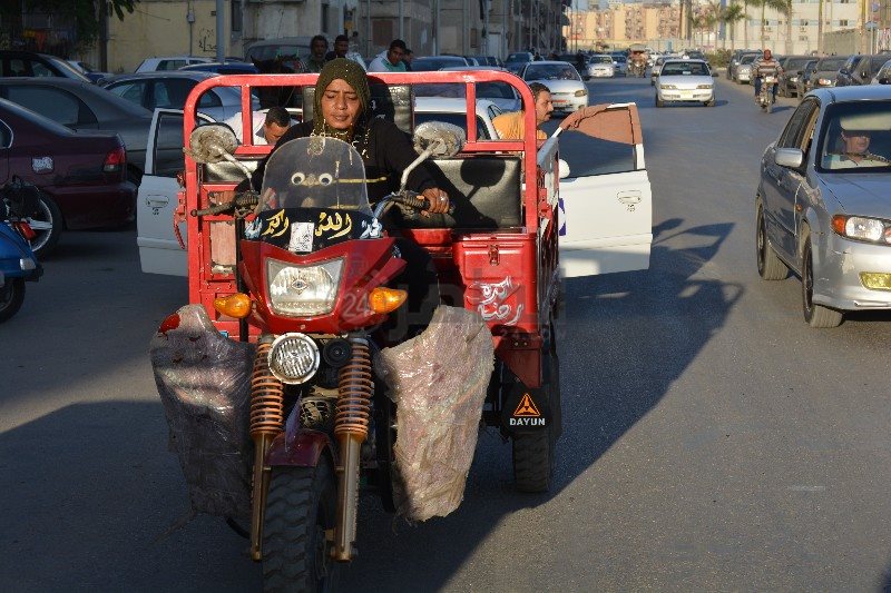 سائقة التروسيكل أم منة 