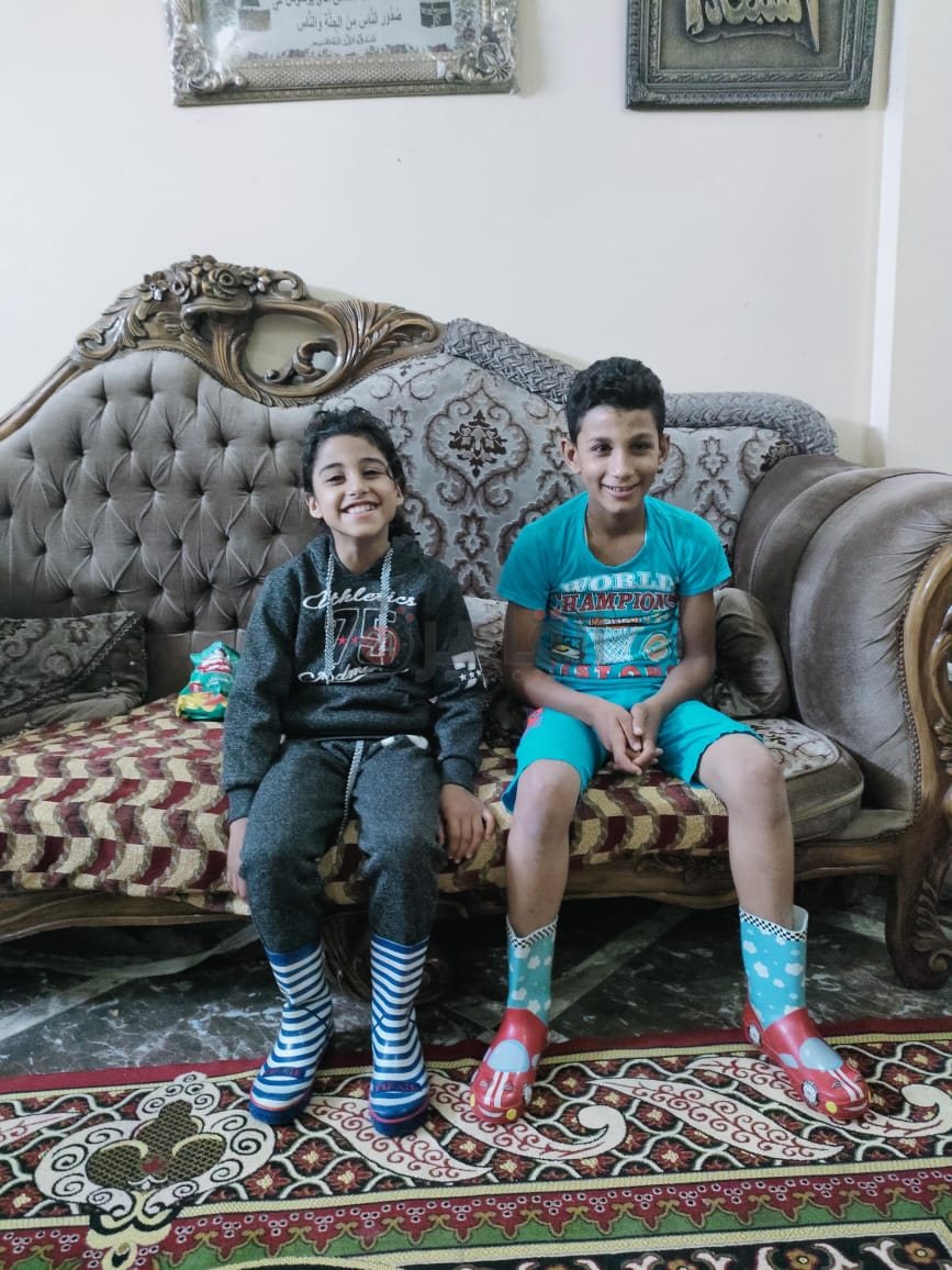 الطفلين محمد وشقيقته علا داخل منزل الإسكندرية 01