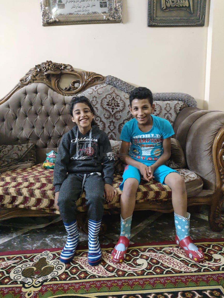 الطفلين محمد وشقيقته علا داخل منزل الإسكندرية 02