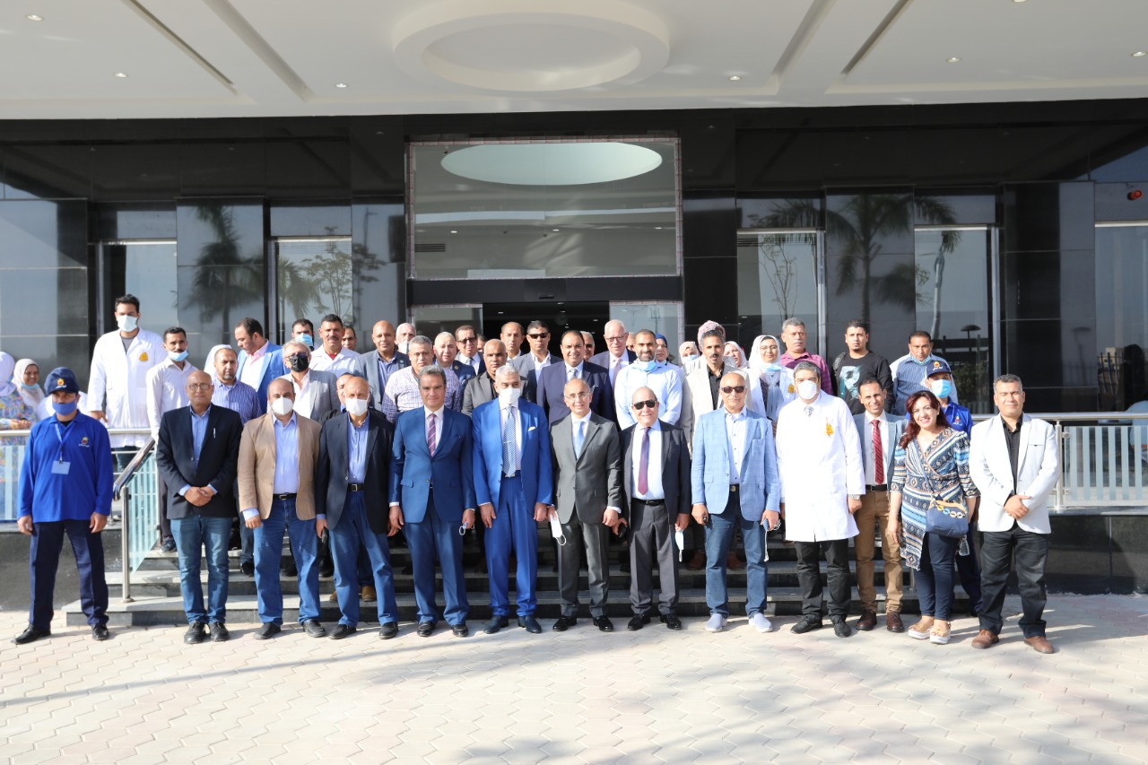 الوفد أمام المبنى التعليمي بالمستشفى الجديد 01
