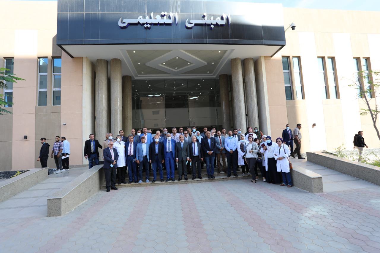 الوفد أمام المبنى التعليمي بالمستشفى الجديد 02