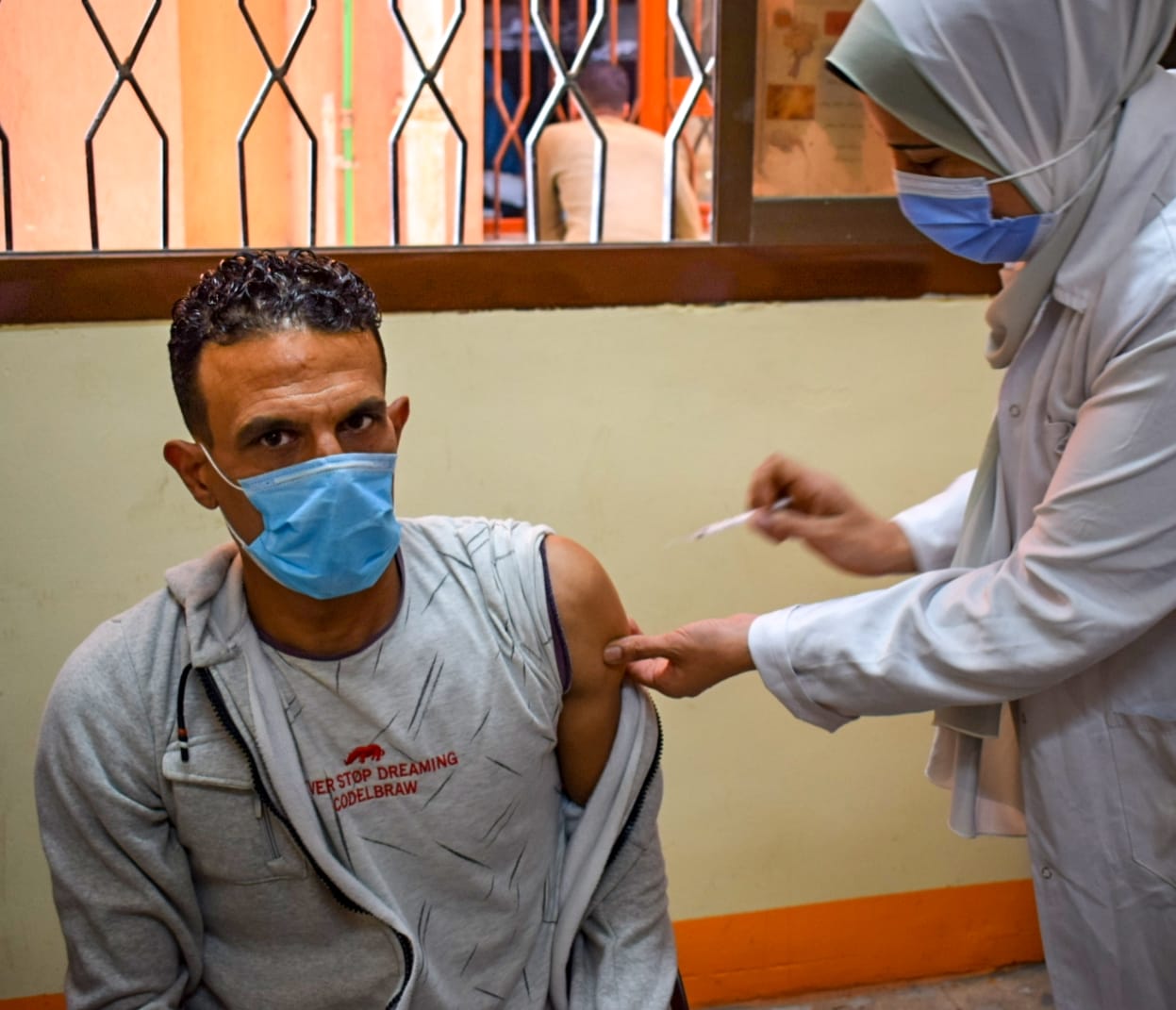 إقبال المواطنين على التطعيم بـ لقاح كورونا في الشرقية 03